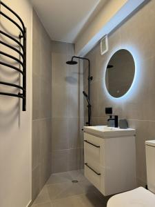 Ένα μπάνιο στο Cozy Apartment Near Forest