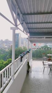 ein Balkon mit Blick auf die Stadt in der Unterkunft SkyLush from Cozinema in Ho-Chi-Minh-Stadt + 23 Fotos
