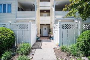 una cerca blanca frente a una casa en Cozy Home with Comfort & Prime Location & King Bed, en Omaha