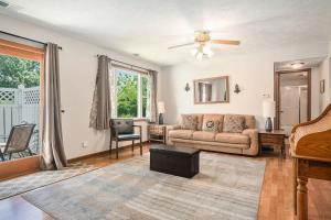 una sala de estar con un sofá y una cama en Cozy Home with Comfort & Prime Location & King Bed, en Omaha