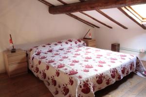 a bedroom with a bed with a red and white blanket at Biker house in Ronciglione
