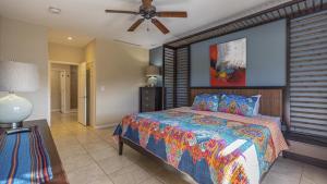 Un dormitorio con una cama y un ventilador de techo. en Pacifico C510 3br Resort - Club Condo Coco, en Coco 11 fotos más