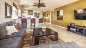 una sala de estar con un sofá y una mesa en Pacifico C510 3br Resort - Club Condo Coco, en Coco