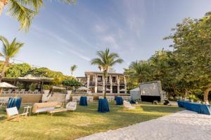 Un patio con sillas y una casa con palmeras. en Pacifico C510 3br Resort - Club Condo Coco, en Coco