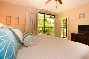 ココにあるCasa Luz 2br Resort Condo Pacfico 4 Guestsの大きなベッドとテレビのある寝室 +20枚の写真