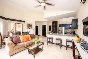 Una sala de estar con un sofá y una cocina. en The Cove 10 2br Condo Walk To Ocotal Beach, en Ocotal