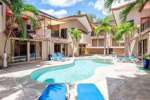 un patio con una piscina con sillas y un edificio en Cove #9 1br Ocotal Beach Condo 2 Guests, en Ocotal