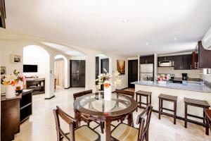 Una cocina y un comedor con mesa y sillas. en Cove #9 1br Ocotal Beach Condo 2 Guests, en Ocotal