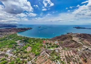 una vista aerea su una spiaggia con l'oceano di Las Brisas 1-1 a Playa Hermosa