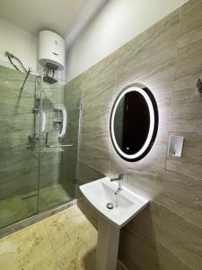 O baie la ARIA - Elegant 2-Bed at Vintage Heights, Ikate +16 fotografii