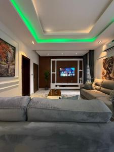 O zonă de relaxare la ARIA - Elegant 2-Bed at Vintage Heights, Ikate