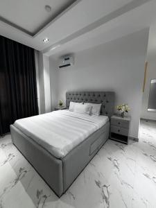 Un pat sau paturi într-o cameră la ARIA - Elegant 2-Bed at Vintage Heights, Ikate