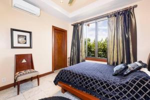 Postel nebo postele na pokoji v ubytování Villa Los Sueos 6 Br Pool & Bbq Terrace + 41 fotografií