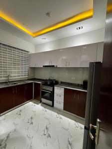 O bucătărie sau chicinetă la ARIA - Elegant 2-Bed at Vintage Heights, Ikate