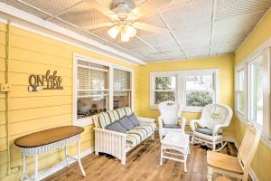 un salon avec un canapé et des chaises et un plafond dans l'établissement Green Lake Vacation Home with Screened Porch!, à Green Lake