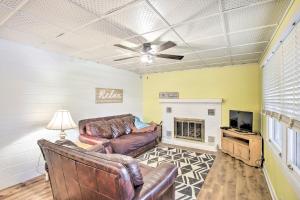 un salon avec un canapé et une cheminée dans l'établissement Green Lake Vacation Home with Screened Porch!, à Green Lake