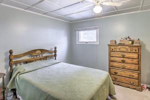 - une chambre avec un lit en bois et une commode dans l'établissement Green Lake Vacation Home with Screened Porch!, à Green Lake