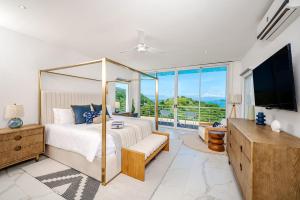 TV a/nebo společenská místnost v ubytování Lighthouse Ocean-view Modern Villa W Pool