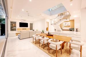 Kuchyň nebo kuchyňský kout v ubytování Lighthouse Ocean-view Modern Villa W Pool