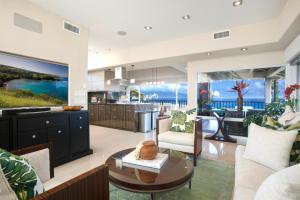 Kuchyň nebo kuchyňský kout v ubytování 2-Bedroom Villas at Kapalua Bay by KBM Resorts