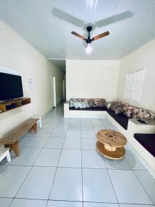 TV a/nebo společenská místnost v ubytování Casa em bairro nobre de Prado