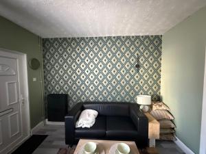 Posezení v ubytování Cosy Room Near Train & Hospital + 1 fotografie