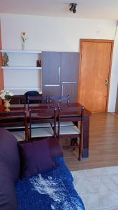 ein Raum mit einem Tisch und Bänken und einer Tür in der Unterkunft Apartamento 01 dormitório, mobiliado, equipado in São Leopoldo