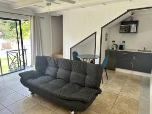 RandburgにあるThe Morrison on Msasaのソファとテーブルのあるリビングルーム