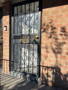ブルックリンにあるLuxury 2-bedroom and 1-bathroomのレンガ造りの建物の影のある黒いドア