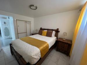 ブルックリンにあるLuxury 2-bedroom and 1-bathroomのベッドルーム1室(ベッド1台、ナイトスタンド付きドレッサー付)