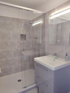 ein Badezimmer mit Dusche, Waschbecken und Dusche in der Unterkunft Les Hauts de Balaruc THERMES in Balaruc-les-Bains