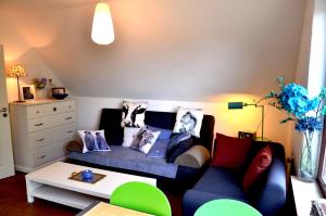 una sala de estar con un sofá y una mesa en Baumwipfelnest, en Seevetal