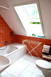 y baño con aseo, lavabo y tragaluz. en Baumwipfelnest, en Seevetal