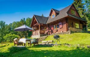 a log house with a table and a grill in front of it at Górskie Siedlisko - Chata Rycerska in Rycerka Górna +28 photos