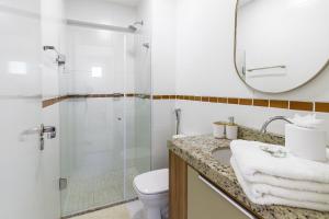 イタパリカにある2Q, Suite com TV, Shopping Boulevard, Vista para Mar, Ed Palmer, NOMDSのシャワー、洗面台、トイレ付きのバスルーム +14枚の写真