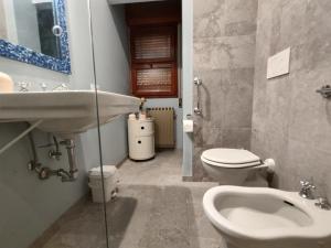 ein Badezimmer mit Waschbecken und Toilette in der Unterkunft La Casa dei Pini in Marina Romea
