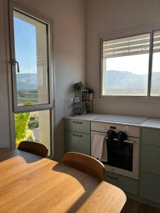Una cocina o cocineta en צימר שפירית