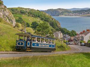 Bettws-yn-Rhôsにある1 Bed in Abergele 95565の青列車