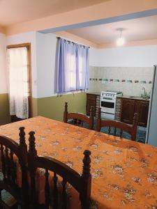 a bedroom with a bed and a kitchen at Tu Jardín Secreto Cachi in Cachí