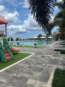 un complexe avec une aire de jeux et une piscine dans l'établissement Apartahotel curacao, à Willemstad