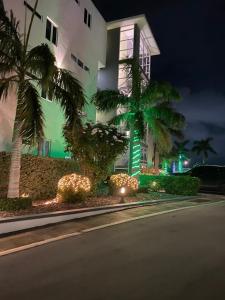 un bâtiment avec des lumières de Noël en face d'une rue dans l'établissement Apartahotel curacao, à Willemstad