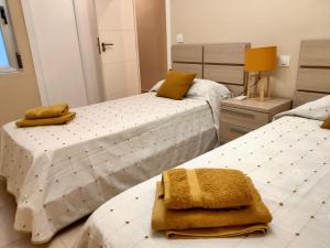 due letti in una stanza con due letti sidx sidx sidx di FRONTIMAR a Calpe