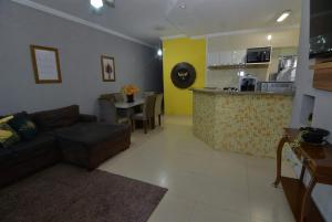 un soggiorno con divano e sala da pranzo di Casa próximo a Basílica a Aparecida Altre 12 foto