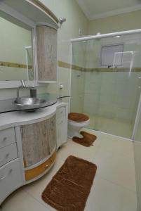 un bagno con lavandino, doccia e WC di Casa próximo a Basílica a Aparecida