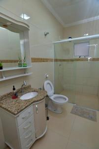 un bagno con wc, lavandino e doccia di Casa próximo a Basílica a Aparecida