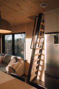 sala de estar con sofá y escalera de caracol en Tricera - Panoramic View near Quebec City, en Lac-Beauport