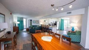 Posezení v ubytování Atlantic Terrace 2 Bedroom Apartment with Balcony and Resort Access