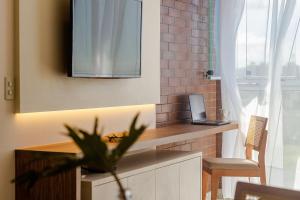 Køkken eller tekøkken på HomeOffice Moderno • Vista Mar • Ed Palmer • NOMDS