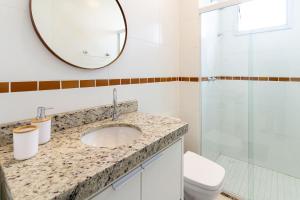 Et badeværelse på HomeOffice Moderno • Vista Mar • Ed Palmer • NOMDS + 15 billeder