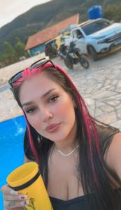 a young woman with red hair holding a yellow container at Casa da Amanda in São Thomé das Letras